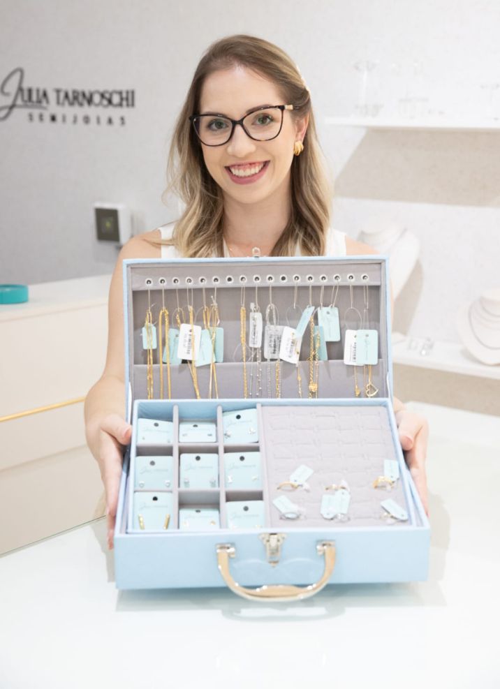 Empreendedora Julia Tarnoschi Semijoias em Campinas