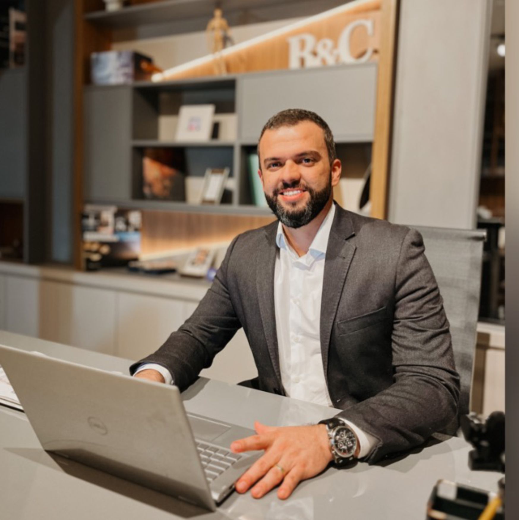 Empreendedor Cássio, um dos fundadores da R&C Móveis Planejados Campinas São Paulo